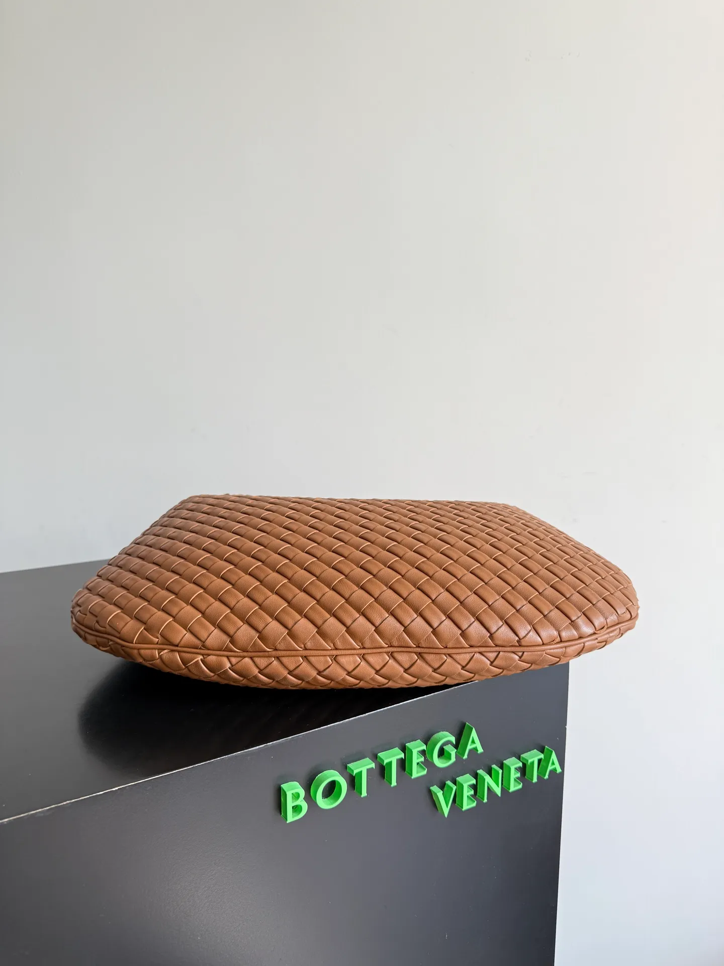 Batch 2120 BV Bottega Veneta's new early spring women's shoulder bag. The soft and delicate Hobo bag has been shipped! Many friends are waiting for this bag. It has a round shape and a large capacity. It can hold a 50-fold umbrella inside. Babies with a lot of daily items do not need to worry about the capacity of this bag. It is a practical bag for traveling and commuting. Although it is fluffy, it is soft and comfortable when carried on one shoulder. It has a modern and retro feel. Model No.: 856737 Size: 44*28*5cm